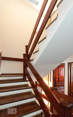 Casa à venda com 280m², 4 quartos e 3 vagas Casa à venda com 280m², 4 quartos e 3 vagasescada
