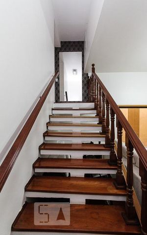 Casa para alugar com 220m², 3 quartos e 2 vagas Casa para alugar com 220m², 3 quartos e 2 vagasEscada