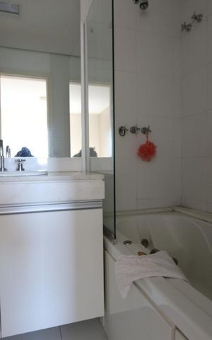 Apartamento à venda com 97m², 2 quartos e 2 vagas Apartamento à venda com 97m², 2 quartos e 2 vagasBanheiro da suíte 1