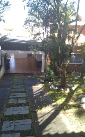 Casa à venda com 300m², 3 quartos e 8 vagas Casa à venda com 300m², 3 quartos e 8 vagasQuintal