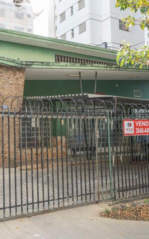 Casa à venda com 370m², 4 quartos e 4 vagas Casa à venda com 370m², 4 quartos e 4 vagasFachada