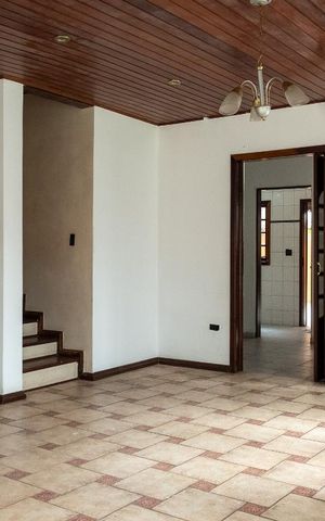 Casa à venda com 220m², 3 quartos e 3 vagas Casa à venda com 220m², 3 quartos e 3 vagasSala
