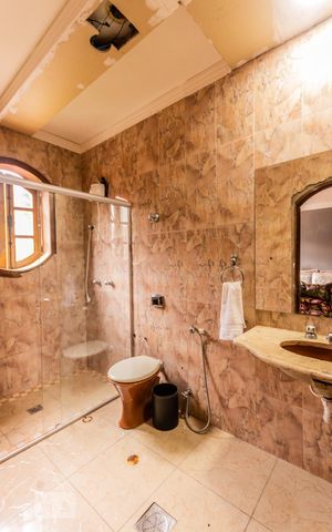 Casa à venda com 650m², 6 quartos e sem vaga Casa à venda com 650m², 6 quartos e sem vagaBanheiro Suíte 1