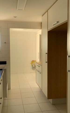 Apartamento à venda com 300m², 4 quartos e 3 vagas Apartamento à venda com 300m², 4 quartos e 3 vagasCozinha