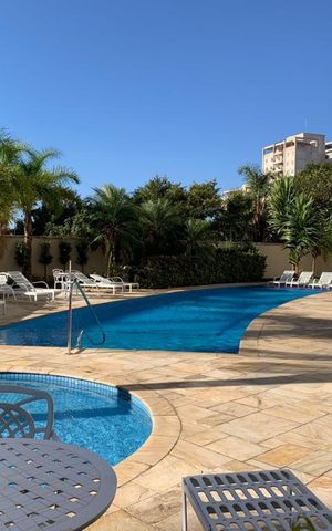 Apartamento à venda com 300m², 4 quartos e 3 vagas Apartamento à venda com 300m², 4 quartos e 3 vagasÁrea comum - Piscina