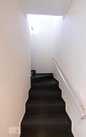 Casa à venda com 169m², 3 quartos e 3 vagas Casa à venda com 169m², 3 quartos e 3 vagasEscada