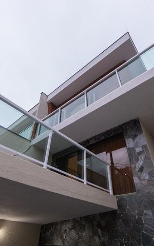 Casa à venda com 169m², 3 quartos e 3 vagas Casa à venda com 169m², 3 quartos e 3 vagasFachada