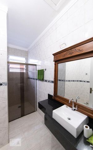 Casa à venda com 169m², 3 quartos e 3 vagas Casa à venda com 169m², 3 quartos e 3 vagasBanheiro Social