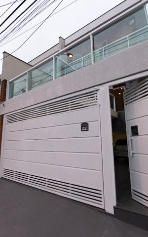 Casa à venda com 169m², 3 quartos e 3 vagas Casa à venda com 169m², 3 quartos e 3 vagasFachada