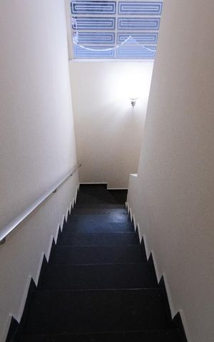 Casa à venda com 169m², 3 quartos e 3 vagas Casa à venda com 169m², 3 quartos e 3 vagasEscada