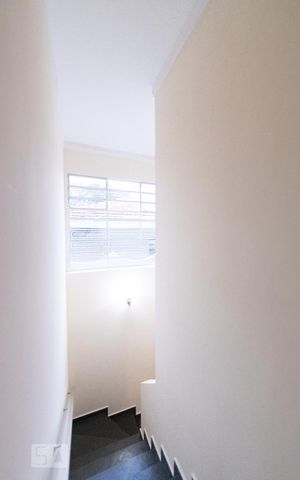 Casa à venda com 169m², 3 quartos e 3 vagas Casa à venda com 169m², 3 quartos e 3 vagasEscada