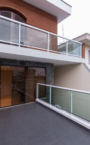 Casa à venda com 169m², 3 quartos e 3 vagas Casa à venda com 169m², 3 quartos e 3 vagasTerraco