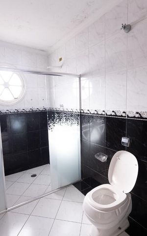 Casa à venda com 500m², 4 quartos e 8 vagas Casa à venda com 500m², 4 quartos e 8 vagasBanheiro da Suite 2