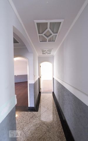 Casa à venda com 500m², 4 quartos e 8 vagas Casa à venda com 500m², 4 quartos e 8 vagasCorredor