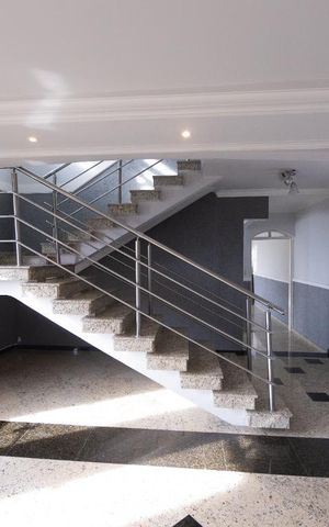 Casa à venda com 500m², 4 quartos e 8 vagas Casa à venda com 500m², 4 quartos e 8 vagasSala