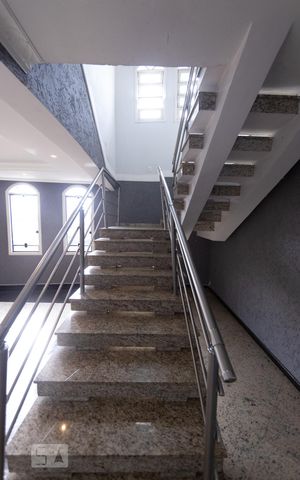 Casa à venda com 500m², 4 quartos e 8 vagas Casa à venda com 500m², 4 quartos e 8 vagasEscada