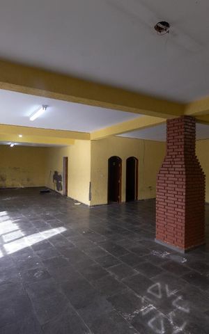 Casa à venda com 500m², 4 quartos e 8 vagas Casa à venda com 500m², 4 quartos e 8 vagasSalão