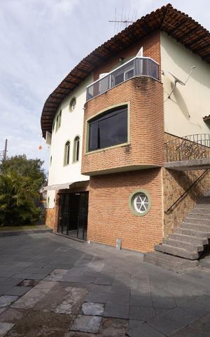 Casa à venda com 500m², 4 quartos e 8 vagas Casa à venda com 500m², 4 quartos e 8 vagasFachada