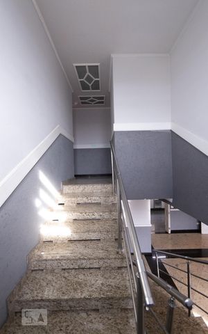Casa à venda com 500m², 4 quartos e 8 vagas Casa à venda com 500m², 4 quartos e 8 vagasEscada