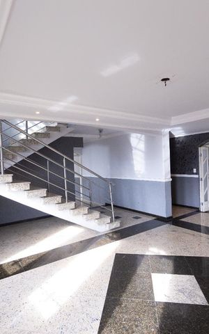 Casa à venda com 500m², 4 quartos e 8 vagas Casa à venda com 500m², 4 quartos e 8 vagasSala