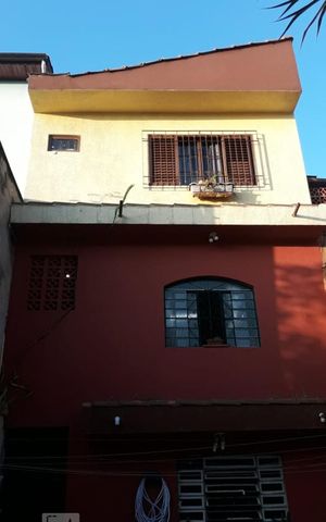 Casa à venda com 140m², 3 quartos e 2 vagas Casa à venda com 140m², 3 quartos e 2 vagasFachada