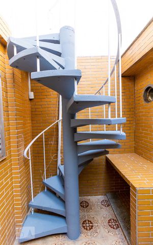 Casa de condomínio à venda com 230m², 3 quartos e 2 vagasEscada