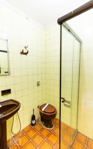 Casa de condomínio à venda com 230m², 3 quartos e 2 vagasBanheiro de Serviço