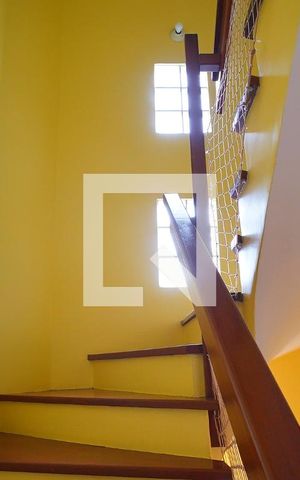 Casa de condomínio à venda com 250m², 4 quartos e 2 vagasEscada para a suite 2