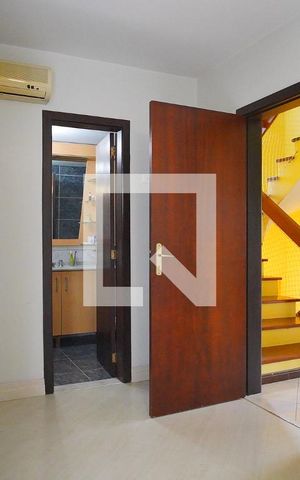 Casa de condomínio à venda com 250m², 4 quartos e 2 vagasSuíte