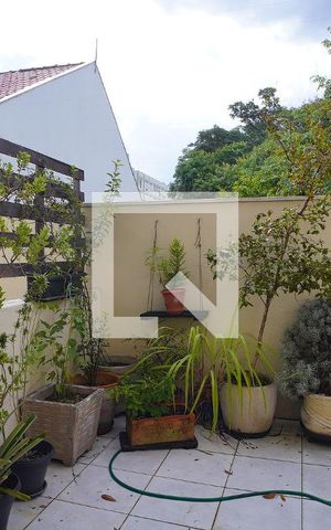 Casa de condomínio à venda com 250m², 4 quartos e 2 vagasPátio