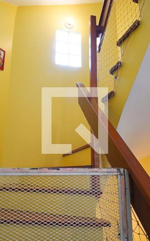 Casa de condomínio à venda com 250m², 4 quartos e 2 vagasEscada para dormitórios