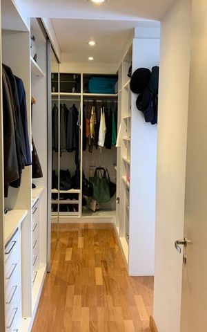 Apartamento à venda com 239m², 3 quartos e 4 vagas Apartamento à venda com 239m², 3 quartos e 4 vagasCloset