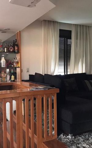 Apartamento à venda com 239m², 3 quartos e 4 vagas Apartamento à venda com 239m², 3 quartos e 4 vagasBar-Sala