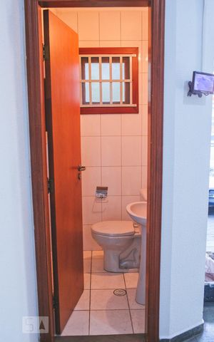 Casa para alugar com 265m², 4 quartos e 3 vagasBanheiro da garagem