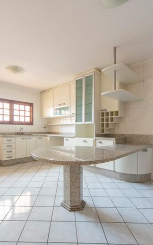 Casa para alugar com 250m², 3 quartos e 5 vagas Casa para alugar com 250m², 3 quartos e 5 vagasCozinha