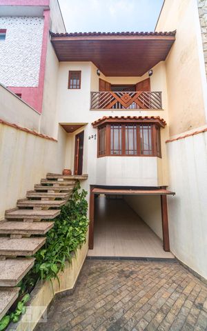 Casa para alugar com 250m², 3 quartos e 5 vagas Casa para alugar com 250m², 3 quartos e 5 vagasFachada