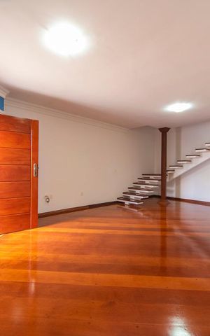Casa para alugar com 250m², 3 quartos e 5 vagas Casa para alugar com 250m², 3 quartos e 5 vagasSala