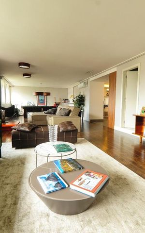 Apartamento à venda com 300m², 4 quartos e 2 vagas Apartamento à venda com 300m², 4 quartos e 2 vagasSala