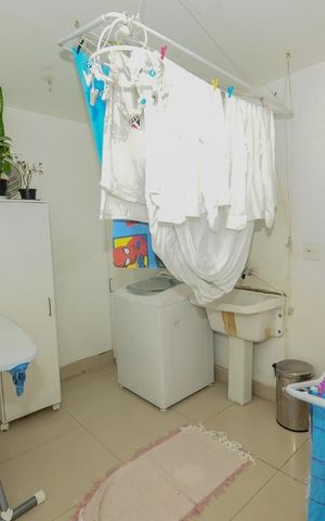 Apartamento à venda com 300m², 4 quartos e 2 vagas Apartamento à venda com 300m², 4 quartos e 2 vagasArea de serviço