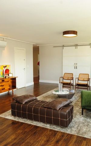 Apartamento à venda com 300m², 4 quartos e 2 vagas Apartamento à venda com 300m², 4 quartos e 2 vagasSala