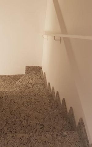 Casa de condomínio à venda com 61m², 2 quartos e 1 vaga Casa de condomínio à venda com 61m², 2 quartos e 1 vagaEscada