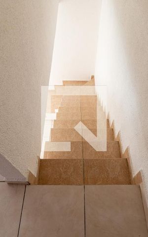Casa de condomínio para alugar com 30m², 1 quarto e sem vaga Casa de condomínio para alugar com 30m², 1 quarto e sem vagaEscada