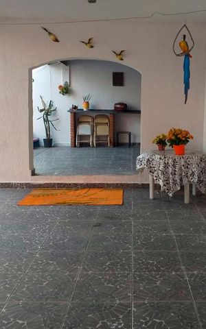 Casa à venda com 270m², 4 quartos e 6 vagas Casa à venda com 270m², 4 quartos e 6 vagasÁrea Externa