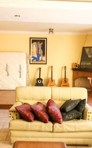Casa à venda com 550m², 5 quartos e 6 vagas Casa à venda com 550m², 5 quartos e 6 vagasSala de Estar