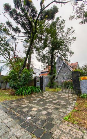 Casa para alugar com 270m², 5 quartos e 4 vagas Casa para alugar com 270m², 5 quartos e 4 vagasFachada