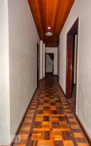 Casa para alugar com 270m², 5 quartos e 4 vagas Casa para alugar com 270m², 5 quartos e 4 vagasCorredor do 2º Andar