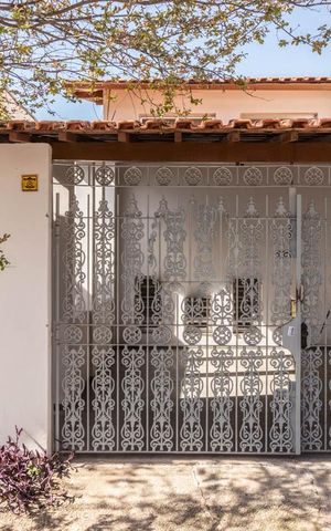 Casa à venda com 140m², 3 quartos e 2 vagas Casa à venda com 140m², 3 quartos e 2 vagasFachada