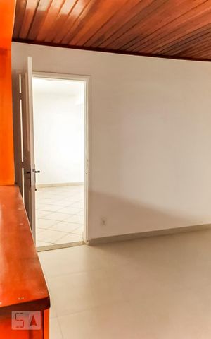Casa à venda com 150m², 2 quartos e 2 vagas Casa à venda com 150m², 2 quartos e 2 vagasSala