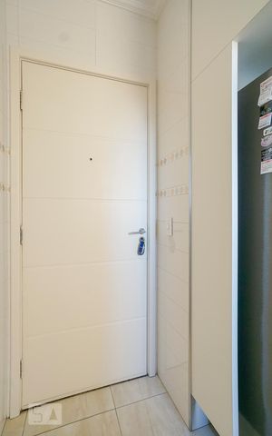 Apartamento à venda com 122m², 3 quartos e 2 vagas Apartamento à venda com 122m², 3 quartos e 2 vagasEntrada de serviço cozinha