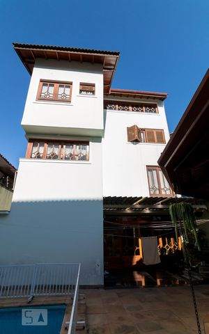 Casa para alugar com 450m², 3 quartos e 5 vagasFachada da casa - fundos